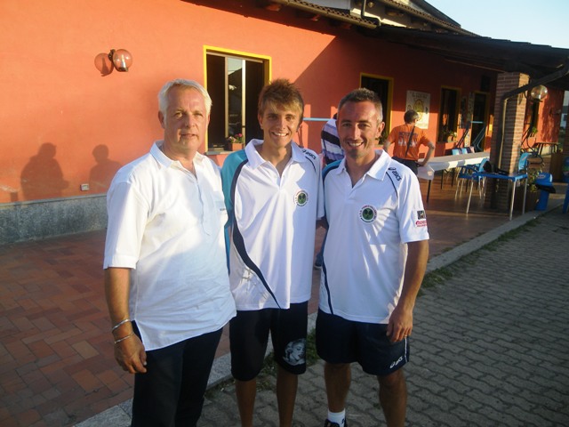da_sx__il_presidente__onorario_dellasd_tennis_valle_belbo_gallina_claudio_lorenzo_stella_e_demaria_fabrizio.jpg